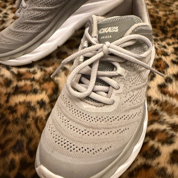 HOKA one one Akasa in Women’s size is 6.5 - Picture 6 of 14
